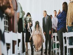 被醫生宣判終生癱瘓的她在過去八年以輪椅代步，但在眾目睽睽的婚禮上新娘居然站了起來！