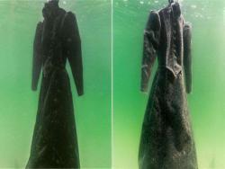藝術家把一件黑色禮服丟進死海中，經過2年的浸泡竟出現奇妙的變化！