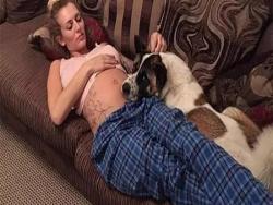 女主人懷孕20周時，狗狗卻一直哭！她衝到醫院檢查才發現「差點一屍兩命」....