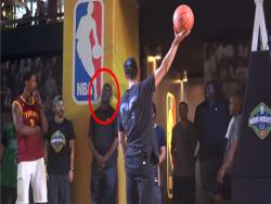 男子自告奮勇表演灌籃，NBA巨星「手套」蓋瑞裴頓還一臉輕視，下一刻…全場目瞪口呆！