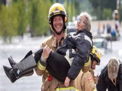 他用公主抱救出受困於洪水中的老奶奶，但她卻說了一句話讓消防員露出最燦爛笑容！