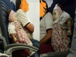 坐夜班機的她鄰座居然坐著一個詭異的娃娃，更可怕的是女乘客與它的緣份！