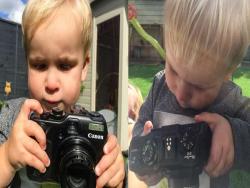 19個月大的男孩從媽媽那拿到一台相機，沒想到他拍出來的照片比我修圖得還好看！