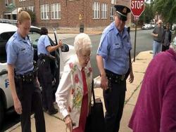 102歲的老奶奶一直有個心願是「希望被逮捕」然後某天真的被警察叔叔帶走了...