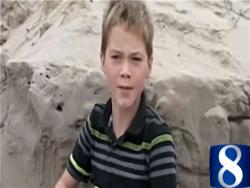 11歲男孩在海邊玩沙竟挖出一名被活埋的5歲小女孩，他當下冷靜又機智的行為連大人都自嘆不如！