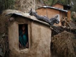 尼泊爾少女月經來被隔離在小屋裡，等爸爸去看她的時候居然已經變成….. 