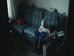 他們在「獨居老人」家中放攝影機，看到她「每天在家做的事…」網友都揪心爆淚了！ 