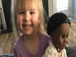 小女孩想要買黑人醫生娃娃，店員卻希望她選白膚色的！最後女孩說了「這些話」讓店員無地自容！ 
