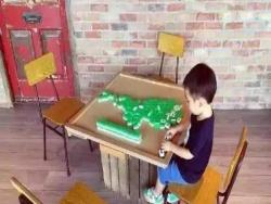 Jasper兩歲就會打麻將，足球鋼琴體驗農活，陳小春應采兒太幸福