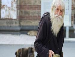 明明有家，這102歲的人瑞為何還要上街乞討？理由令人落淚...