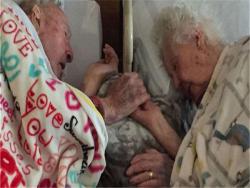 100歲高齡的老爺爺在老婆即將離開人世前仍緊緊握著她的手不放…相守77年至死不渝！