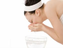 早上洗臉該用清水還是洗面乳？皮膚科醫師教你2個方法判斷！