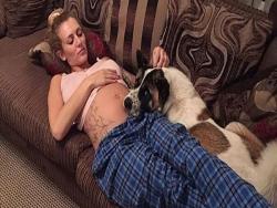 原創好文                                                  她懷孕20週時發現愛犬行為異常好像在哭，去了醫院檢查醫生竟對她說「差點一屍兩命啊」！